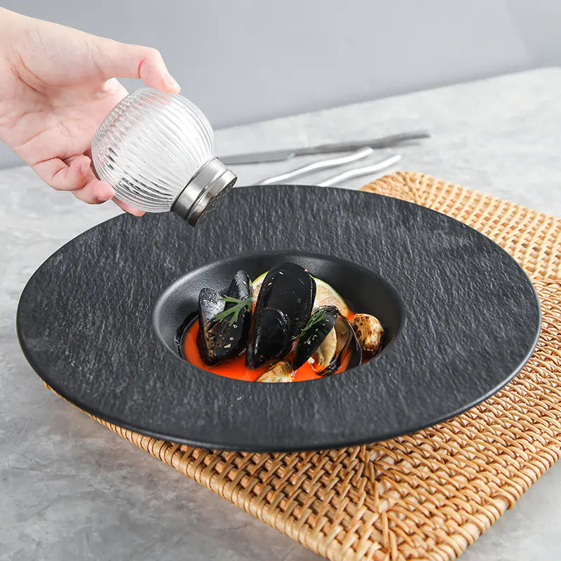 Wide-brimmed Ceramic Plate